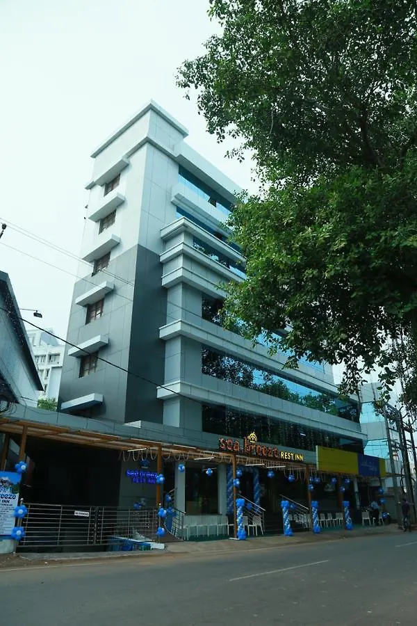 فندق Seabreeze Rest Inn كانور
